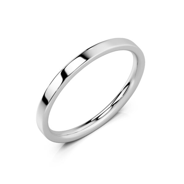 Bague en argent poli avec une finition lisse et brillante, modèle moderne et élégant, idéale pour les fiançailles ou les mariages, symbole d'amour et d'engagement.