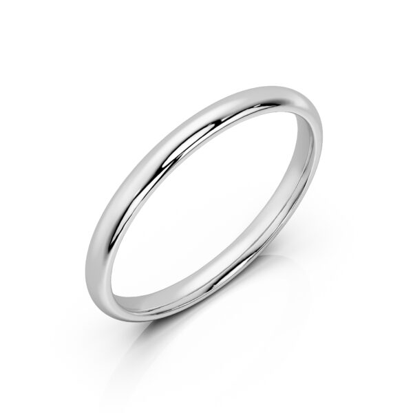 Bague en argent classique, modèle simple et élégant avec une finition polie et brillante. Idéale comme alliance ou bijou quotidien, apportant une touche de sophistication à n'importe quelle tenue. Parfaite pour les cérémonies de mariage ou comme symbole d'engagement.