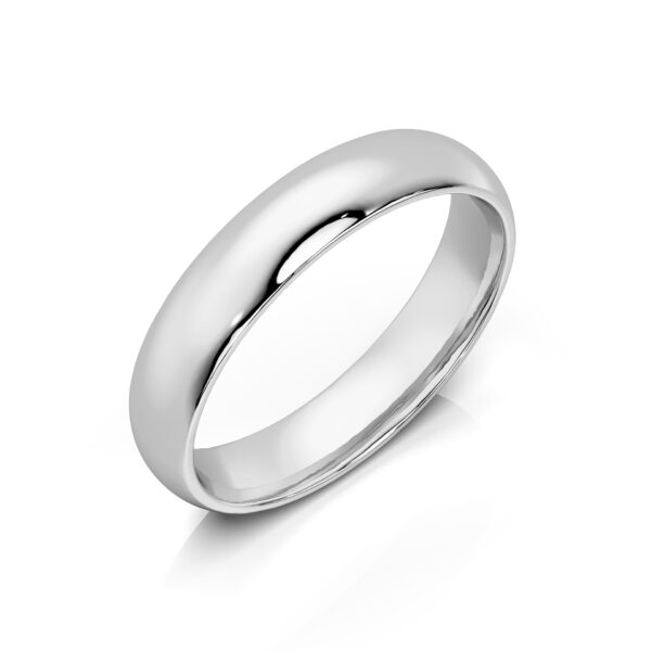 Bague en argent poli, modèle classique et élégant, parfaite pour les fiançailles ou les mariages. Ce bijou intemporel capte la lumière avec sa finition brillante et lisse. Idéale pour un style minimaliste, cette bague incarne l'amour et l'engagement.