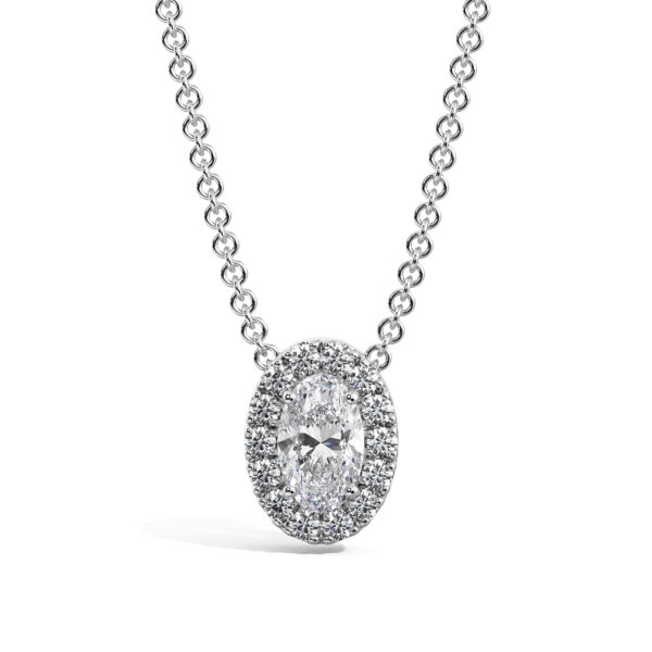 Collier élégant en argent avec pendentif en diamant en forme ovale, entouré de petites pierres brillantes, idéal pour les occasions spéciales ou en cadeau, ajoutant une touche de sophistication à toute tenue.